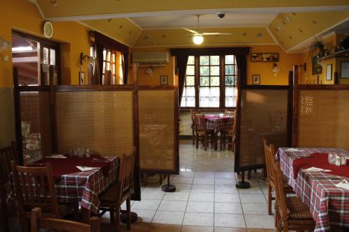 Reštaurácia alebo iné gastronomické zariadenie v ubytovaní Kisherceg Szálláshely