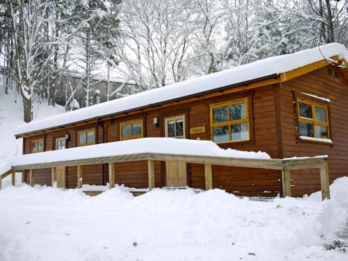 uma cabana com neve no telhado em Dulnain em Aviemore