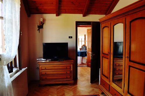 Televízia a/alebo spoločenská miestnosť v ubytovaní Villa Castelul Maria