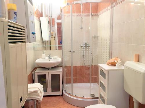 Kúpeľňa v ubytovaní Hédi apartman