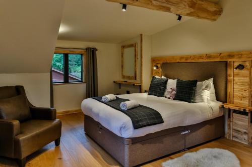 Un pat sau paturi într-o cameră la Cedar Lodge