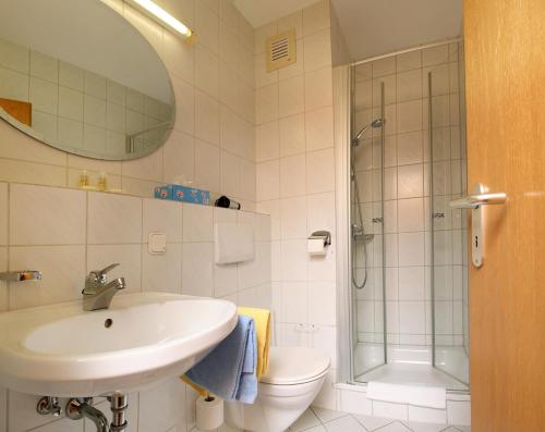 A bathroom at Gasthof-Hotel Harth