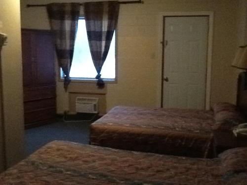 加蒂諾的住宿－Motel Du Parc Masson，酒店客房设有两张床和窗户。