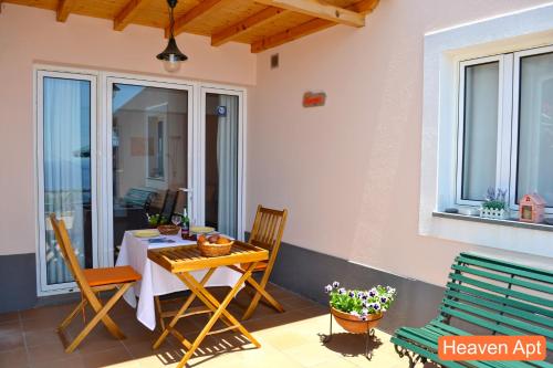 un patio avec une table et des chaises sur un balcon dans l'établissement Villa Henriques, à Funchal