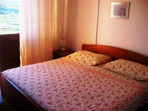 Katil atau katil-katil dalam bilik di Jelsa Apartments