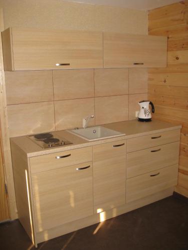 una cucina con un lavello e un piano di lavoro di Jūra a Ventspils