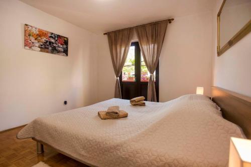 Elena Apartment- Spacious for 6, 2 Bathrooms, Free Parking