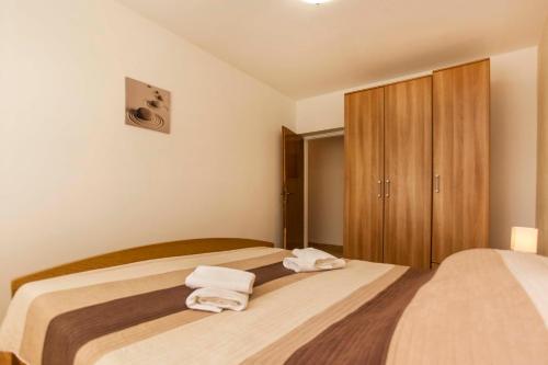 Elena Apartment- Spacious for 6, 2 Bathrooms, Free Parking