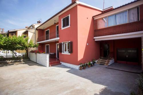Elena Apartment- Spacious for 6, 2 Bathrooms, Free Parking