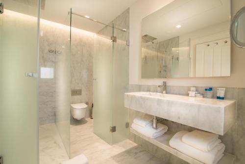 Bilik mandi di Hotel da Baixa