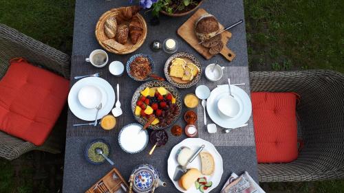 a picnic table with plates of food on it at Landgoedhoeve Vosbergen in Heerde