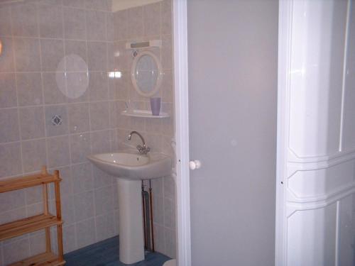 La salle de bains est pourvue d'un lavabo et d'un miroir. dans l'établissement Bernafay Wood B&B, à Montauban-de-Picardie
