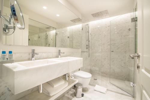 Bilik mandi di Hotel da Baixa