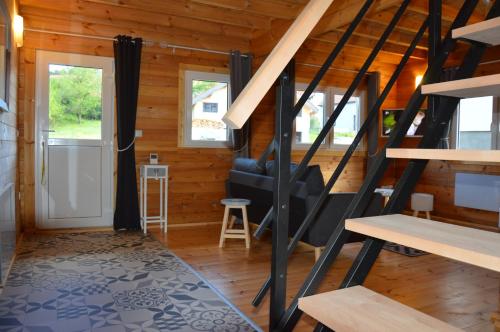 une chambre avec un escalier dans une maison en bois dans l'établissement Chalet Les Prés, à Neubois