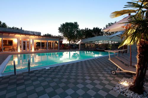 una piscina di fronte a un edificio di Agriturismo da Giovanni a Peschiera del Garda