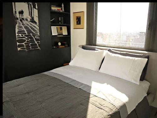 Ένα ή περισσότερα κρεβάτια σε δωμάτιο στο Stylish penthouse with Acropolis and 360 view