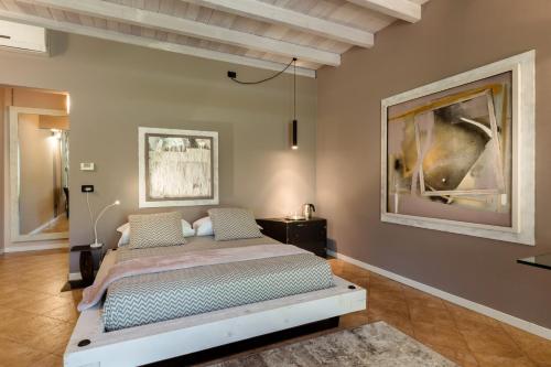 - une chambre avec un lit et une peinture murale dans l'établissement Agriturismo Moscatello, à Pozzolengo