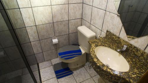 a bathroom with a toilet and a sink at Pousada Bicho Preguiça in Itacaré