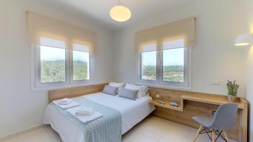 Una cama o camas en una habitación de Lofos Village Chania