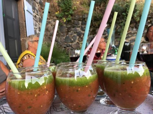 a table with four glasses of apple juice with straws at Art et Création in Saint-Bérain