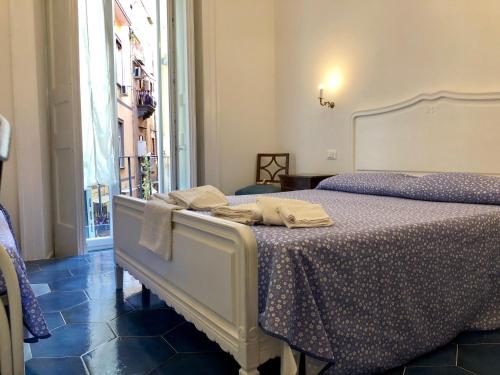 ein Schlafzimmer mit einem Bett mit einem Tisch und Handtüchern darauf in der Unterkunft Il Sole di Montesanto in Neapel