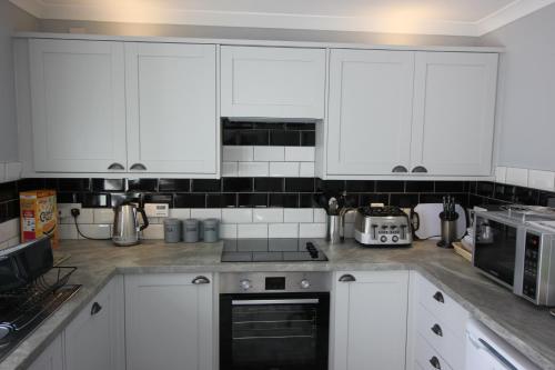 
A kitchen or kitchenette at Tarbert House
