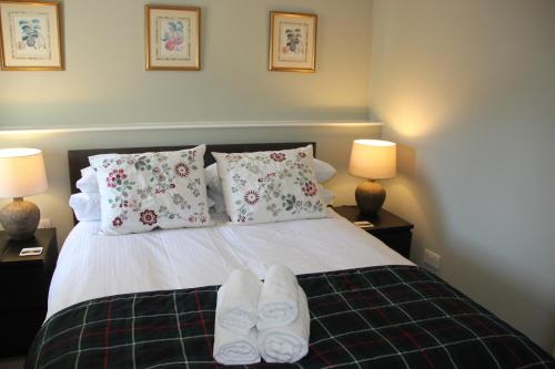 A bed or beds in a room at Tarbert House