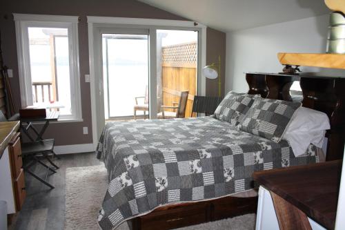 Кровать или кровати в номере Orca Lodge