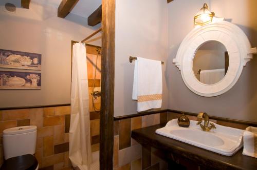San Román de CamerosにあるCasa Tia Upeのバスルーム(洗面台、鏡付)