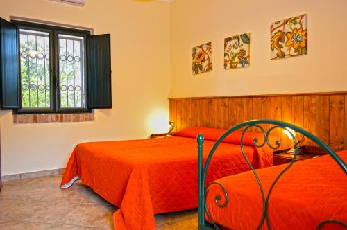 een slaapkamer met 2 bedden en een raam bij Agriturismo Frangivento in Casa Giosafat