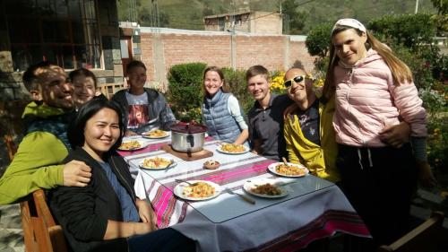 un grupo de personas sentadas alrededor de una mesa comiendo comida en Los Geranios, en Yanque