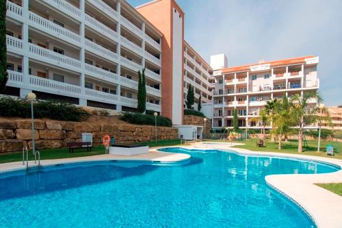 Piscina cerca de Apartamento con vistas al mar en Manilva Playa