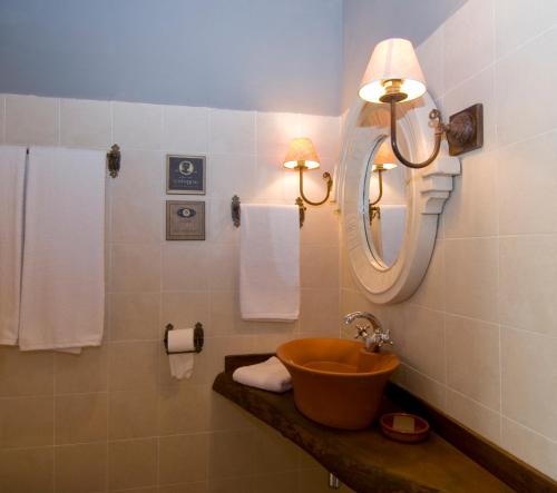 y baño con lavabo y espejo. en Casa Concejos, en San Román de Cameros