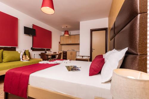 Un dormitorio con una cama grande con paredes rojas. en Emotions, en Skala Potamias