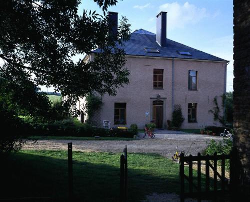 a large white house sitting on top of a yard at Gîte de Thirifays in Chiny