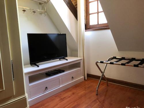 TV a/nebo společenská místnost v ubytování Le Noyer Résidence B&B
