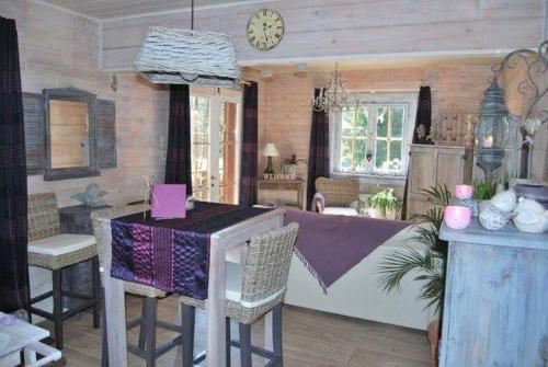 cocina con mesa y sillas en una habitación en Romantica Exotica, en Biron