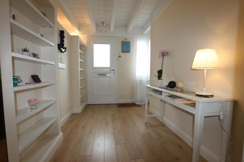 pasillo con escritorio con lámpara y ventana en La Cabane du Bois, en Arcachon