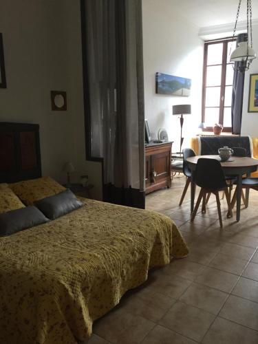 ein Schlafzimmer mit einem Bett, einem Tisch und einem Sofa in der Unterkunft la chatière in Villefort
