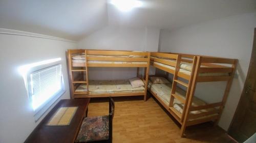 Двох'ярусне ліжко або двоярусні ліжка в номері Hostel Srebrenica
