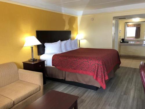 Postel nebo postele na pokoji v ubytování Days Inn by Wyndham Gainesville