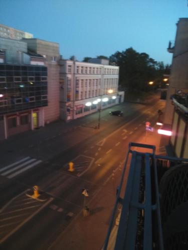 widok na ulicę miejską w nocy w obiekcie Apartament Mieszko Kołobrzeg w Kołobrzegu