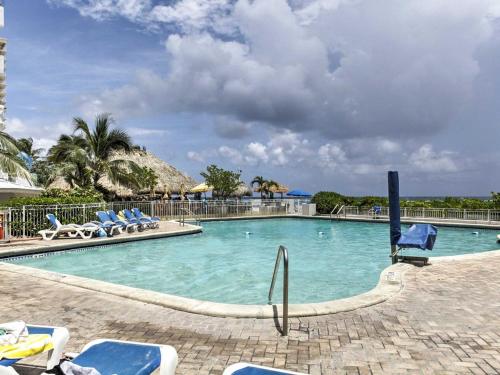 Foto dalla galleria di Oceanview on BEACH Fort Lauderdale located in resort, large 2 bedroom corner unit partial ocean view a Fort Lauderdale