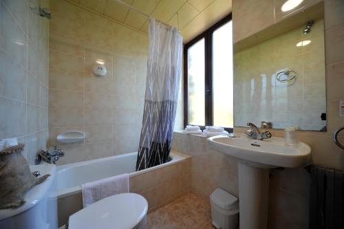 Koupelna v ubytování Hostal Vall D'Aneu by Arcas & Sambola