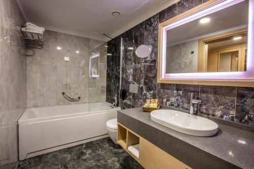 Ett badrum på Korumar Ephesus Beach & Spa Resort - Ultra All Inclusive
