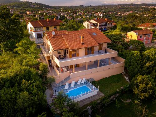 una vista aérea de una casa con piscina en Holiday home - Healthy house Opatija en Opatija