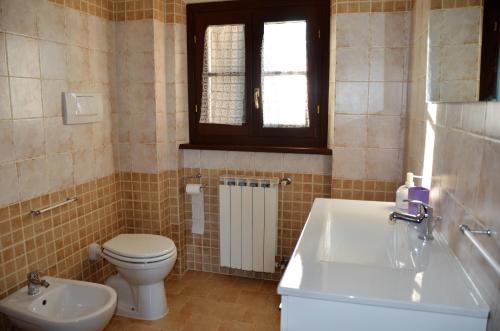 カスティリオーン・フィオレンティーノにあるCasa dei Girasoliのトイレと洗面台付きのバスルーム