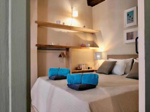 - une chambre dotée d'un lit avec des chaises bleues dans l'établissement Little Star, à Antibes