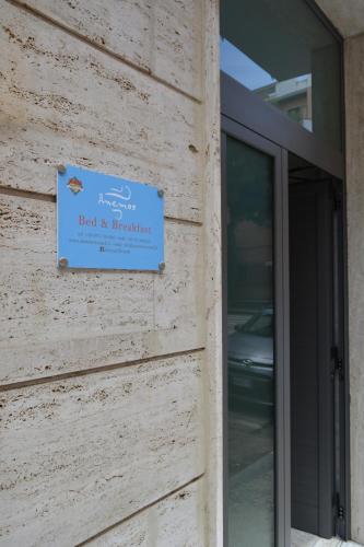 a sign on the side of a building at Ánemos b&b in Termoli