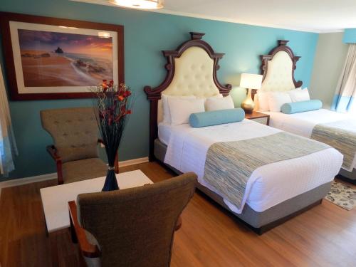 Кровать или кровати в номере SeaCoast Inn